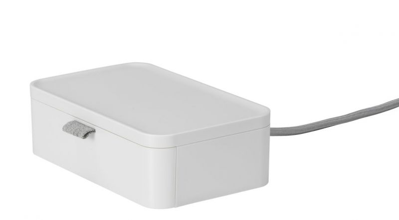 Weißer Ampi Wireless Charger von Vitra mit grauem Kabel und Textilschlaufe. Mehrfachsteckdose für kabelloses Laden.